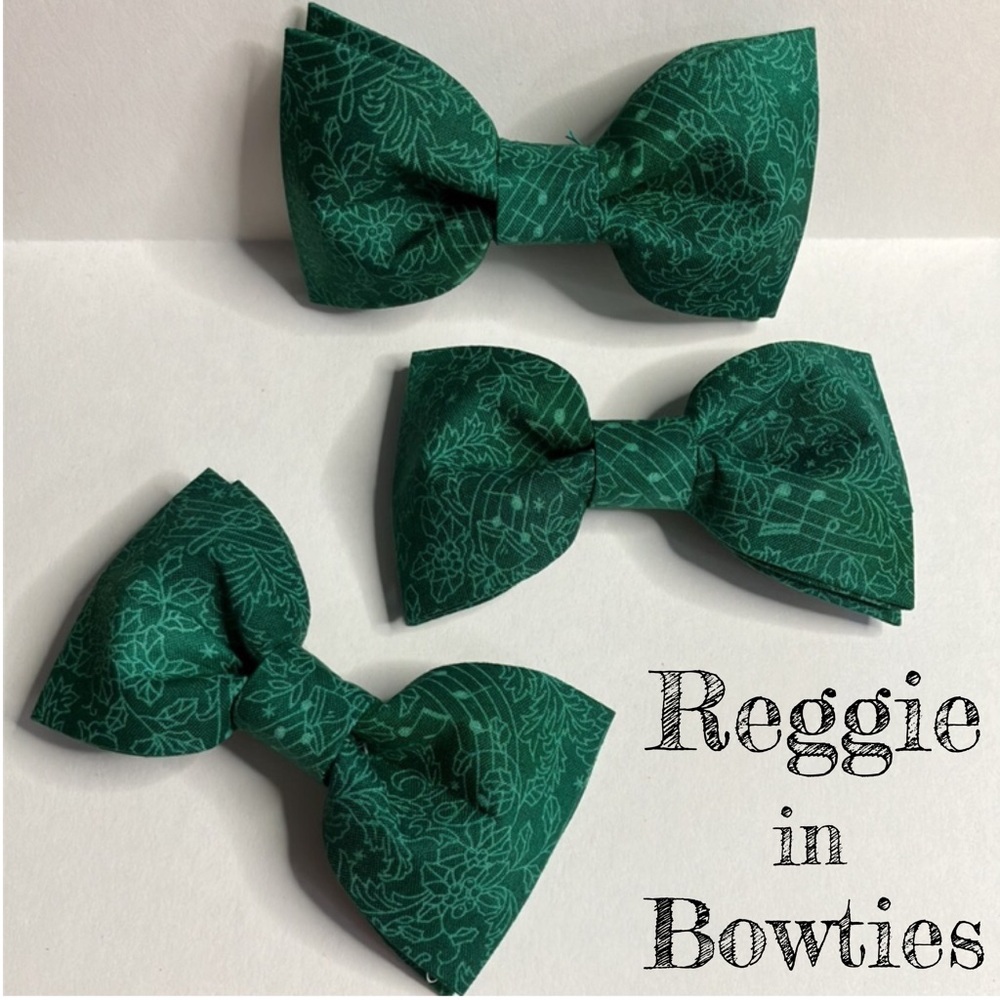 Pet Bowtie Christmas Holly & Music Notes